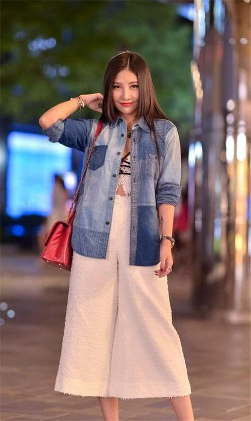  连衣裙■街拍：长发披肩的美女，白色连衣裙很显淑女气息，笑容甜美