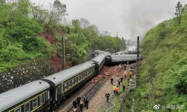 京广铁路区段塌方致T179次脱线 未造成人员死亡中国消防:经第一轮搜救,#T179# 客运火车起火车