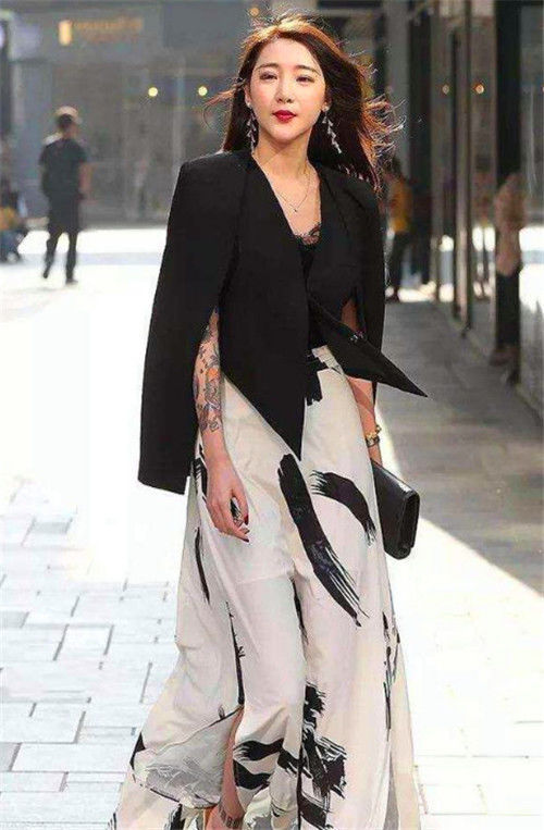 「 美女」长相甜美，长发披肩温婉动人，街拍：美女身穿露肩吊带长裙