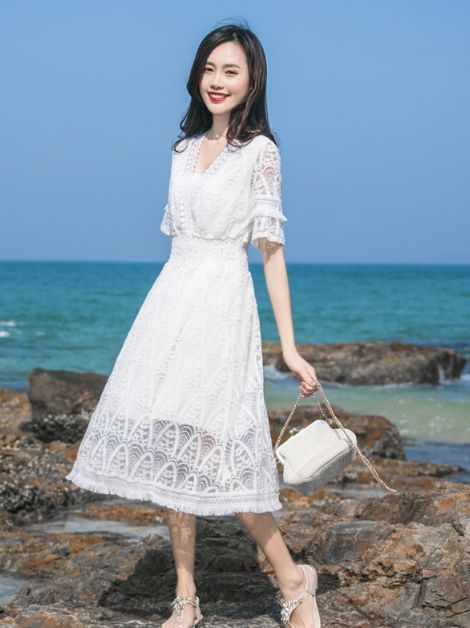  身穿@街拍：吹海风的小姐姐，身穿白色连衣裙，笑容甜美可爱